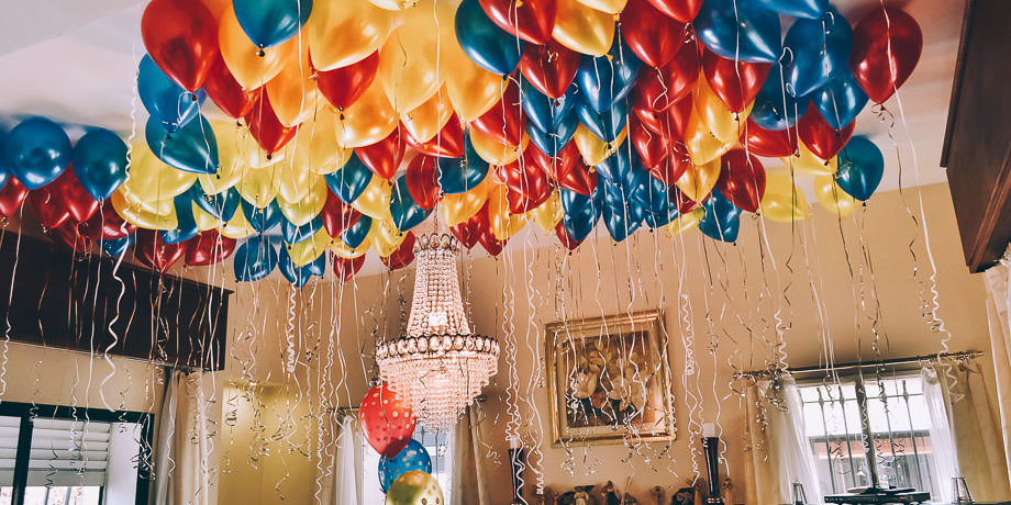 Globos con Helio sueltos en el techo con cintas