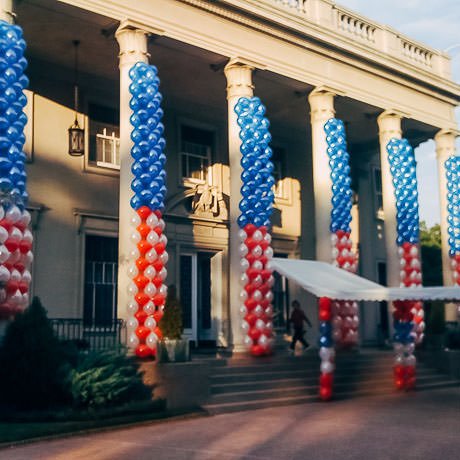 Tiras de globos en Embajada de Estados Unidos